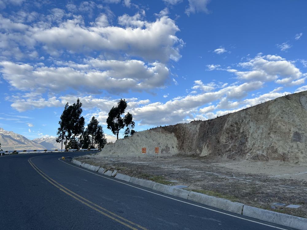 Acceso por vía asfaltada a Eslabón Two