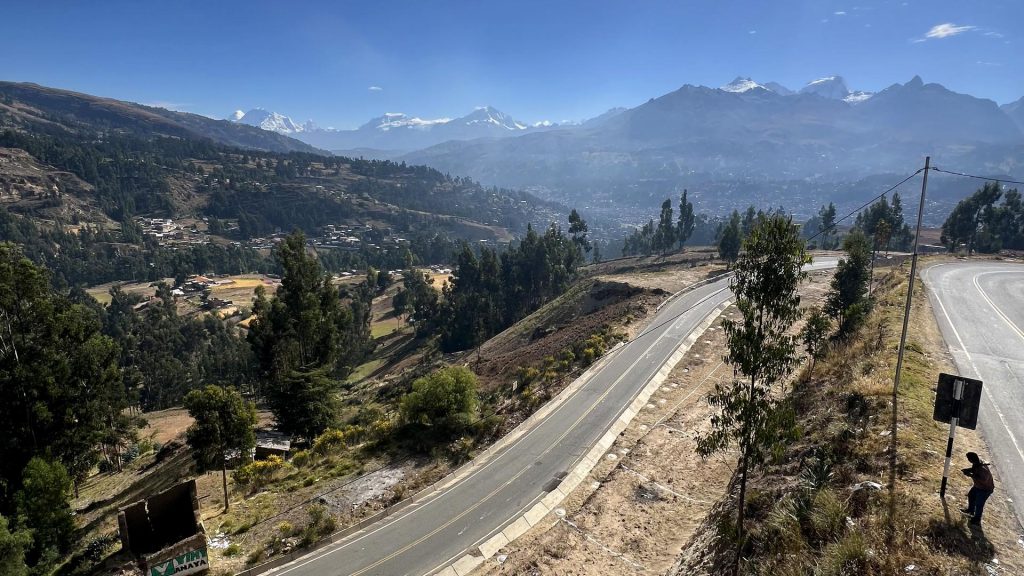 Vista de Eslabón Two con la Cordillera Blanca y la vía Huaraz - Casma