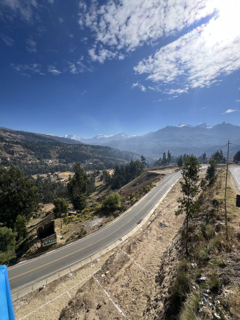 Vista real de Eslabón Two junto a la vía, Huaraz